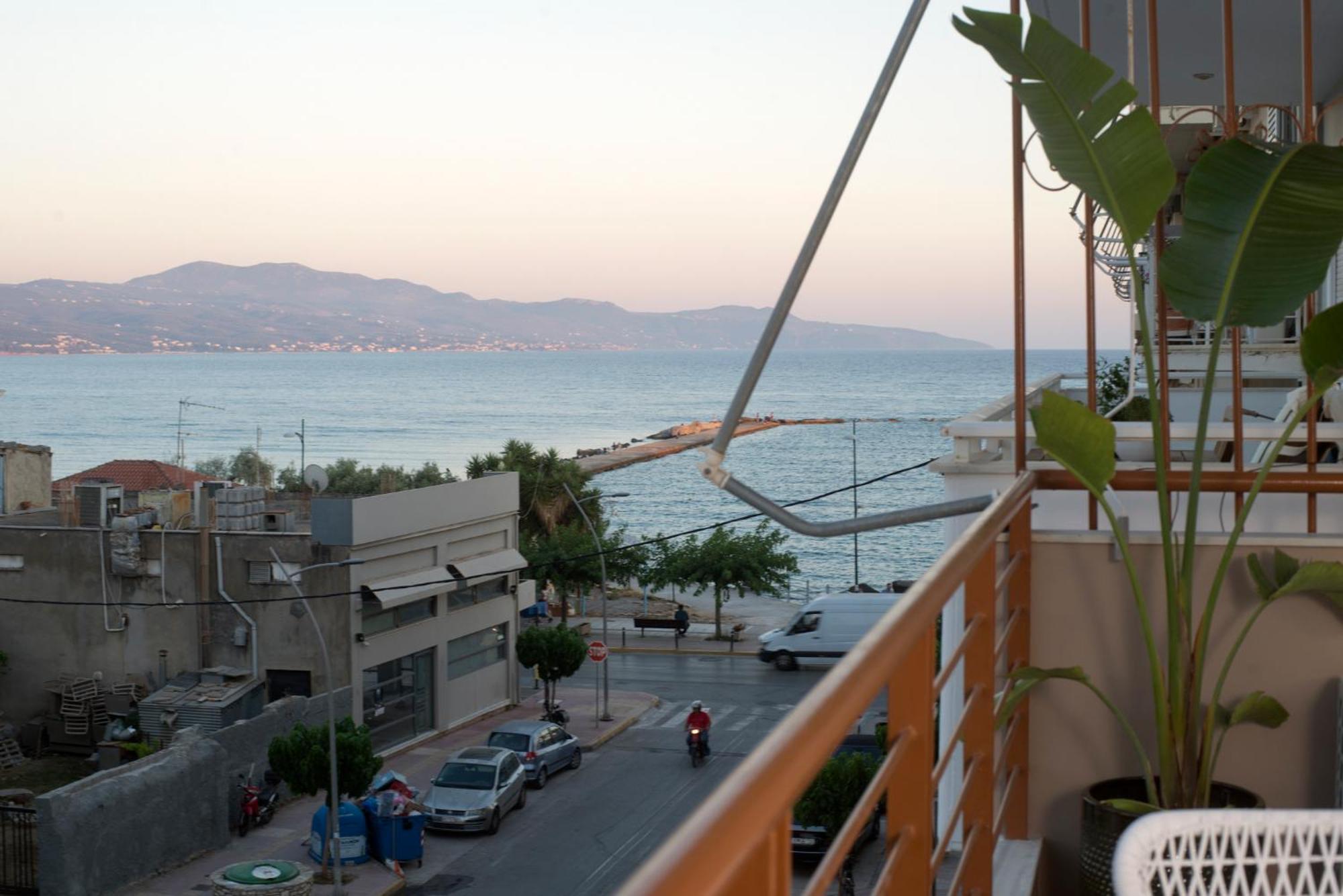 Appartement Infinity Blue Next To The Sea à Kalamata Extérieur photo